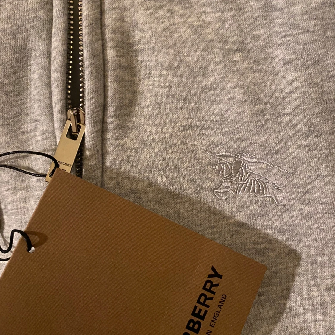 Grå hoodie från Burberry med dragkedja - 3