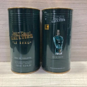 Jean Paul Gaultier Le Beau EdT 125ml - Jean Paul Gaultier Le Beau Eau de Toilette i 125 ml metallburk. Förpackningen är mörkgrön med gulddetaljer och har en bild på den ikoniska blå flaskan formad som en manlig torso. En klassisk och stilren herrdoft. Vid köp ges en helt ny i förpackning 