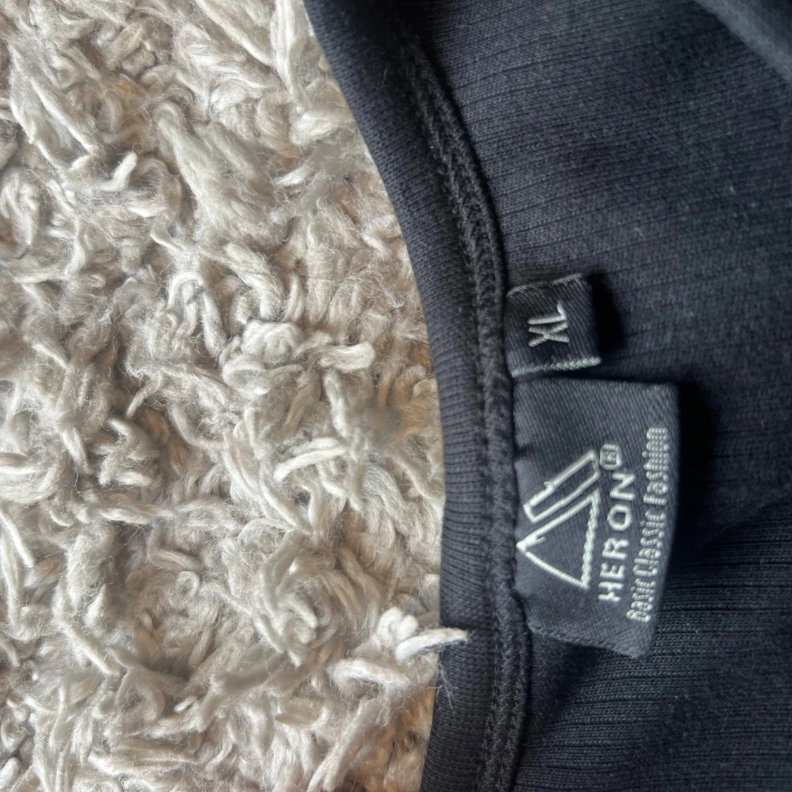 Svart t-shirt från Heron  - 1