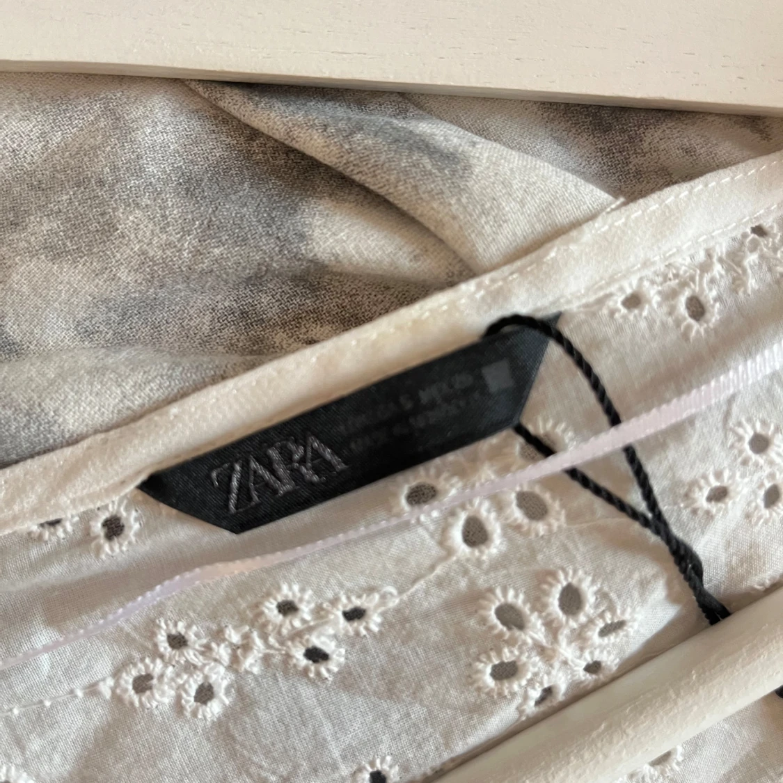Vit broderad blus från Zara🤍 - 1