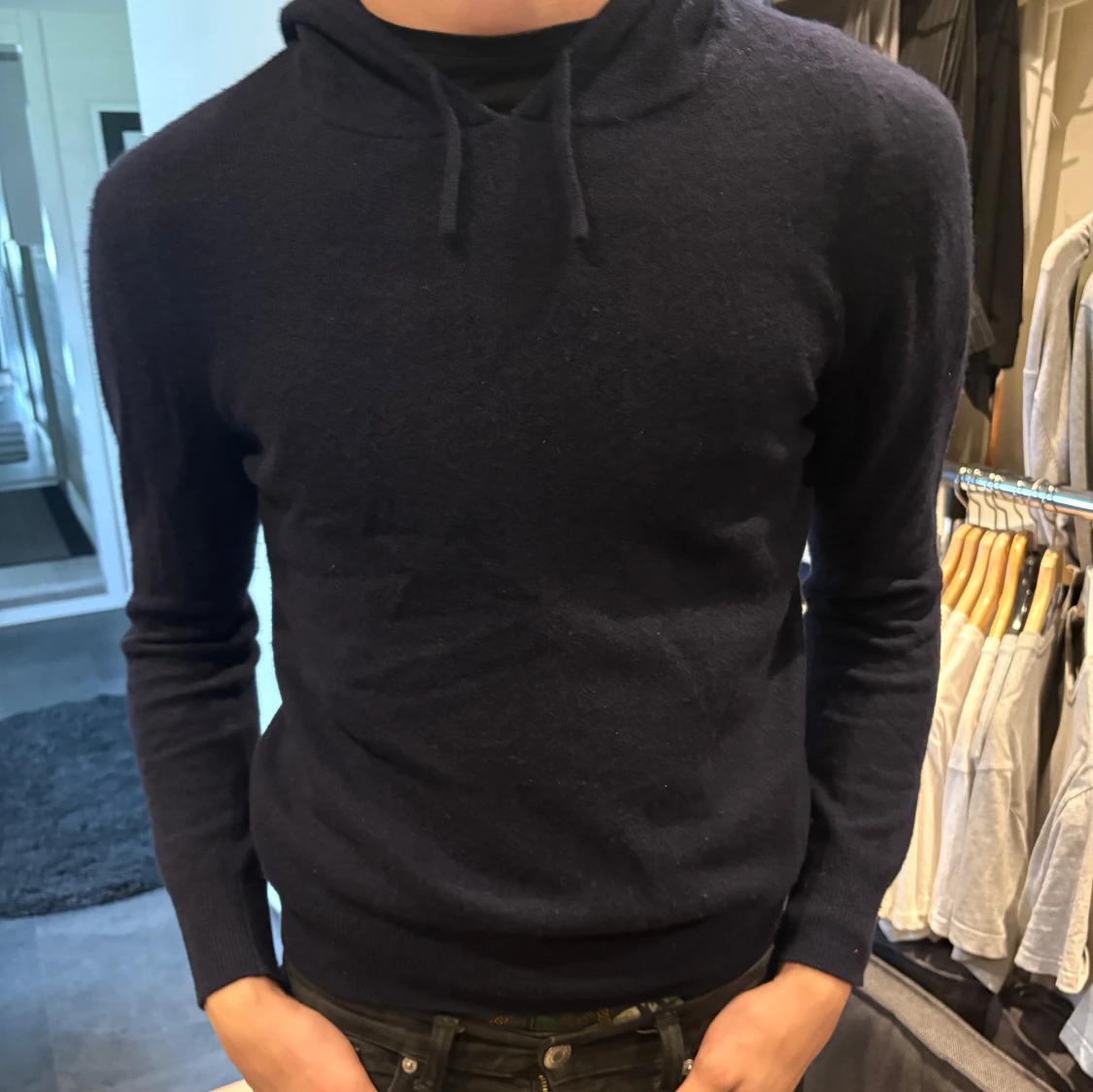 Mörkblå kashmirhoodie från Sayless - 2