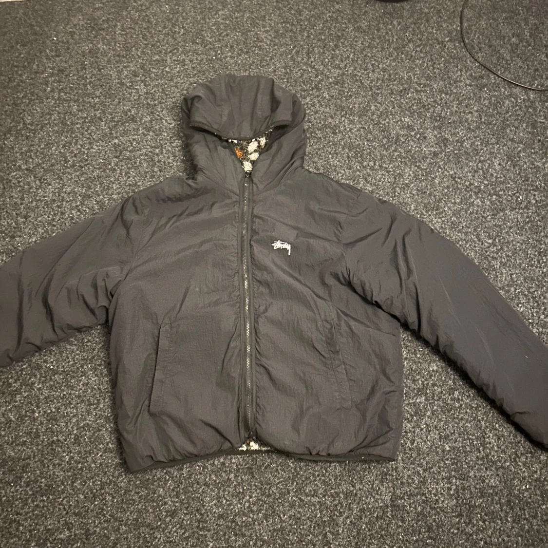 Reversibel teddyjacka från Stüssy