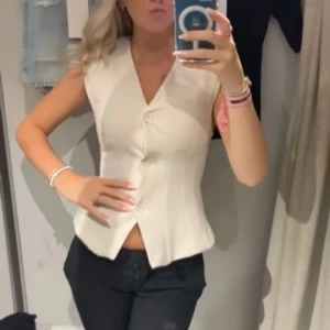 Snygg väst ifrån Zara  - Snygg vit väst ifrån Zara med prislappen kvar! 