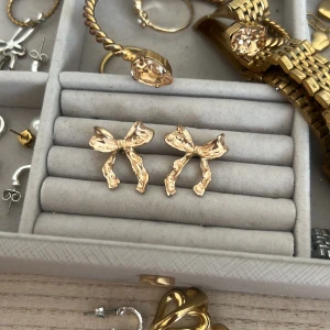 Guldiga rosettörhängen - Supersöta örhängen i  rosetter i guldig metall💗