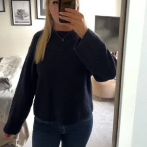 Mörkblå stickad tröja  - Mysig mörkblå stickad tröja ifrån gina i storlek Xs! Perfekt till Hösten!!  Säljer pågrund av att jag inte fått använing för den