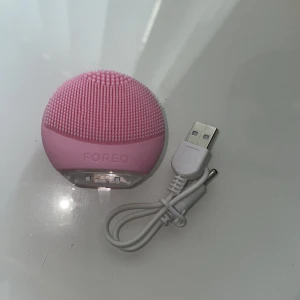 Mini Foreo - Ansiktsborste från FOREO med mjuka silikonborst och USB-laddare. Perfekt för att rengöra huden och ge en fräsch känsla. 