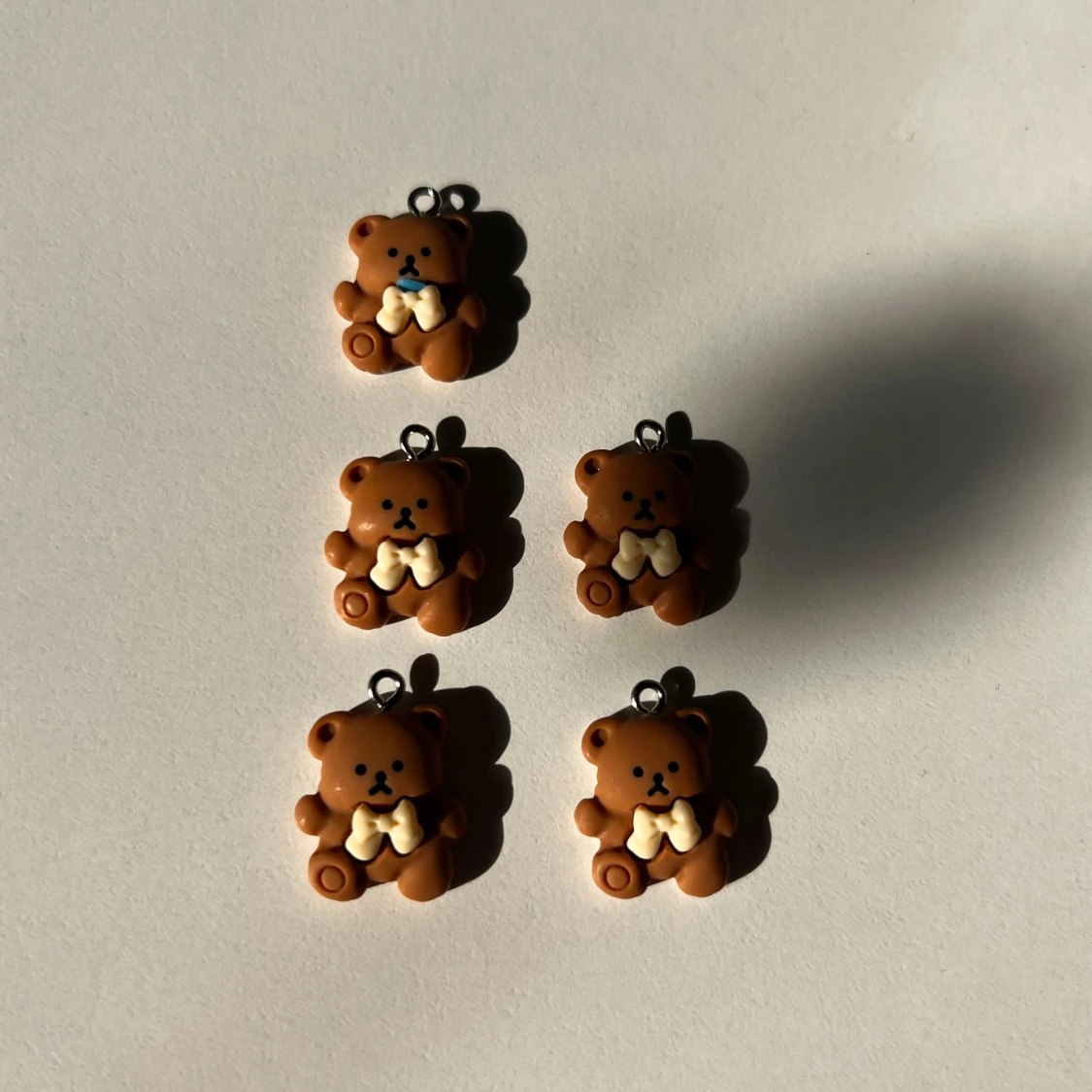 Söta björnberlocker i brun och beige