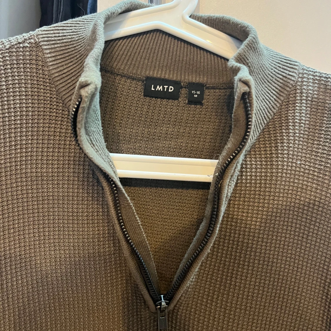 Brun stickad half zip-tröja LMTD - 1