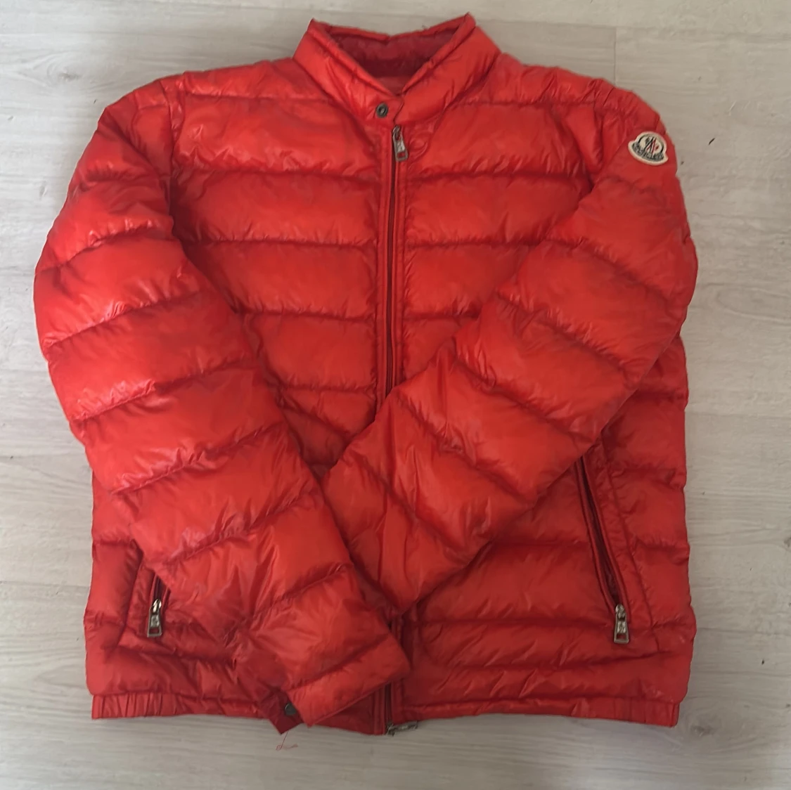 Röd dunjacka från Moncler - 1