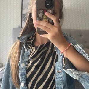 Kort simpel jeans jack - Jeans jacka, den kommer inte till användning!!