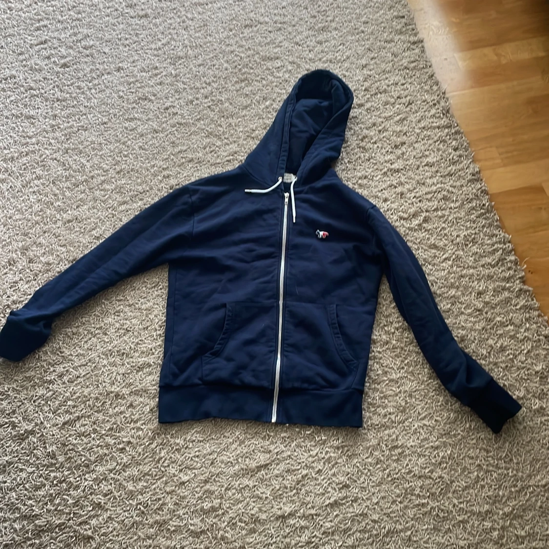 Marinblå hoodie från Maison Kitsuné