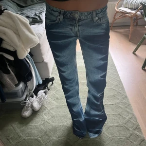 Weekday jeans med mönster - Jeans med mönster från weekday i storlek 26, bra i längden på mig som är 166. Knappt använda, säljer för 150kr