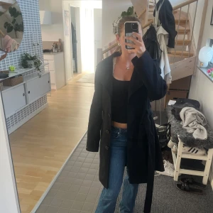 Svart kappa från Esprit med bälte - Svart kappa från Esprit. 