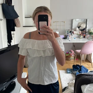 Söt vit blus  - Jätte söt vit blus med små volanger. Använd några gånger men i väldigt bra skick. Blusen är köpt på Lindex för något år sedan och storleken är 146-152 cm och ska passa ungefär 10-12 åringar. Hör av er vid fler frågor❤️❤️