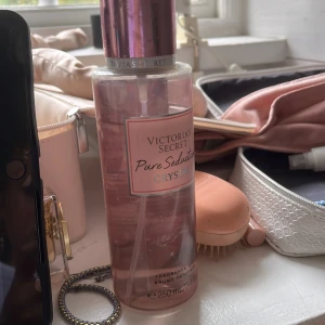 Victoria's Secret Pure Seduction Crystal - Säljer min Victoria secret perfym I pure seduction crystal!❤️ 250 ML och så är den använd! Men luktar som den gjorde från början❤️❤️