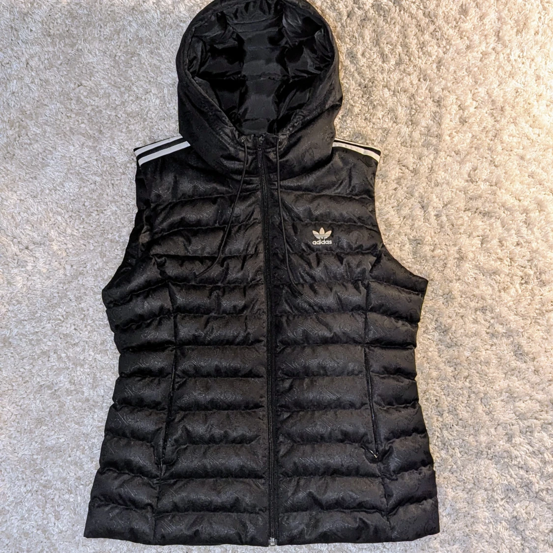 Svart väst med huva från Adidas