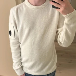 CP Company stickad tröja  - Jävligt fet cp company tröja i stl s men passar m, riktigt bra kvalite på tröjan då den är 50/50 på cashmere och merinoull. Skriv ifall det förekommer frågor.✌️