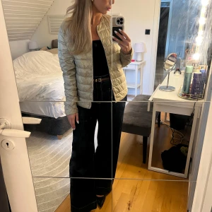 Beige Uniqlo pufferjacka - Säljer en beige uniqlo pufferjacka med rund hals och lång ärm. 💕