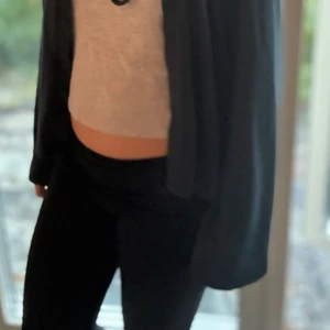 Stickade kofta - Mörk blå, kofta ifrån lager 157!🩷❤️ jätte mjuk och kan vara jätte bra till om du vill ha en chill vibe❤️