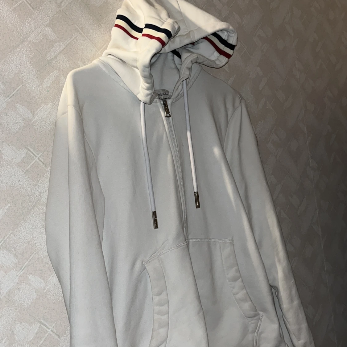 Vit hoodie från Moncler med huva - 2