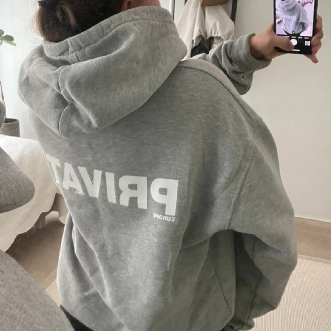 Grå hoodie från PRIVATE i medium - 2