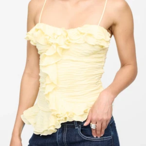 gul volangtopp - supersöt ljusgul topp med volanger och tunna axelband! från bikbok i storlek xs💛slutsåld på hemsidan