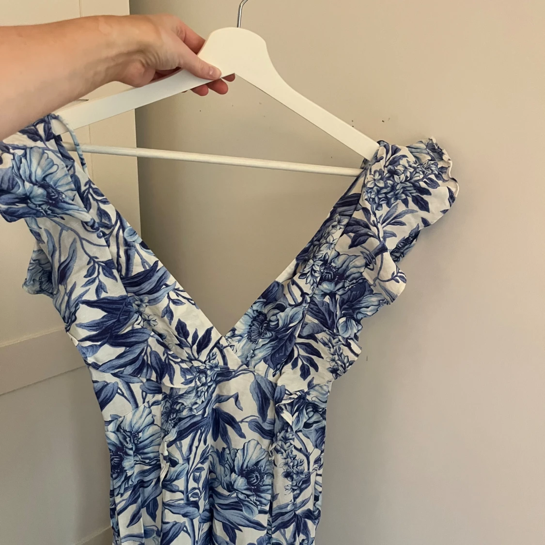 Blommig långklänning med volang - 3