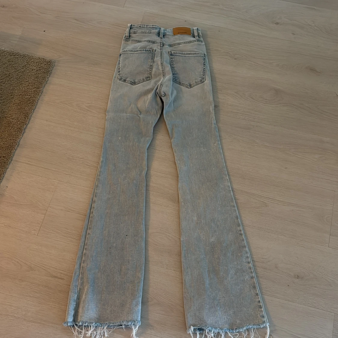 Ljusblå bootcut jeans från Stradivarius - 1