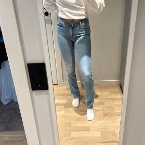 Levi's 724 High Rise Straight jeans - Snygga ljusblå Levi's 724 High Rise Straight jeans med klassisk femficksdesign och raka ben. Hög midja och raka ben ger en clean och tidlös look. Jeansen är i mjuk bomullsdenim och har den ikoniska Levi's-lappen bak i midjan.