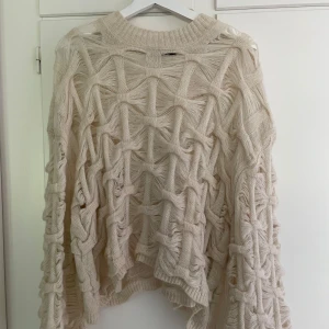 Beige stickad tröja från Gina Tricot - Säljer en beige stickad tröja från Gina Tricot i storlek L. Oversized och perfekt för lager på lager stil. Vet ej fraktkostnaden.