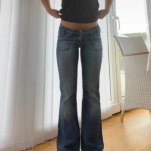 Blå lågmidjade  bootcut jeans från Lee - Midjemått : 36cm innerbenslängden: 76cm jag köpte de i nyskick från Vinted och de är så vackra i passform överallt men jag har ovanligt långa ben så de var tyvärr för korta för mig.