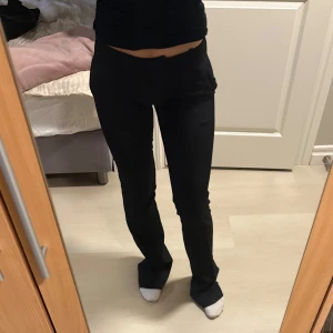 Svarta bootcut kostymbyxor BikBok - Ett par jättefina kostymbyxor från BikBok. Storlek 34 TALL (alldeles för långa på mig som är 167cm). De är låga i midjan. Endast provade, nya med prislapp.