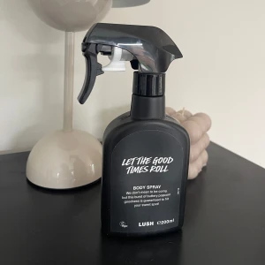 Lush Let The Good Times Roll Body Spray - Lush Let The Good Times Roll Body Spray. Doften har inslag av smörig popcorn och sötma. Säljer för 300 då den nästan aldrig är använd! Ursprungspris är 395kr!🖤