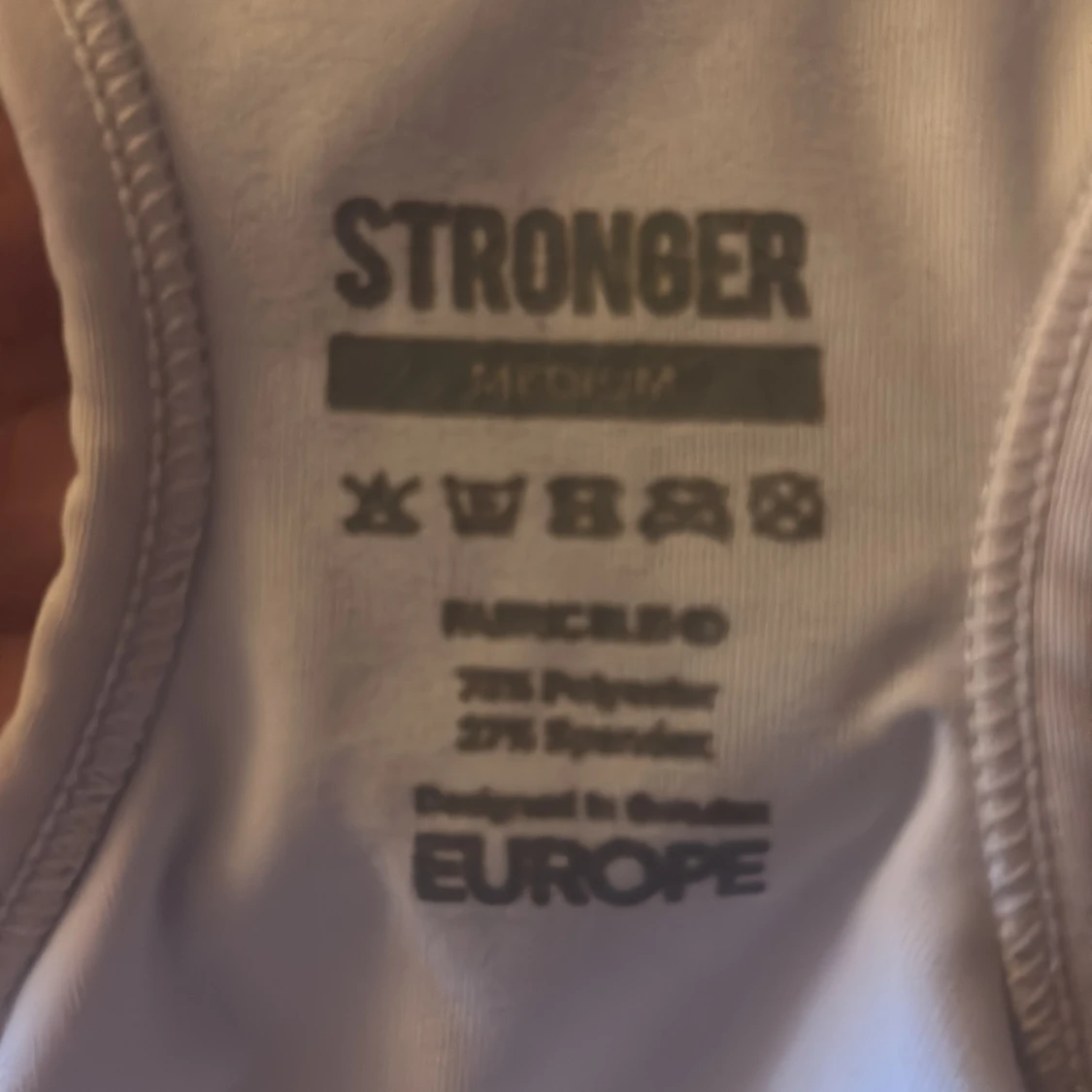 Blommig sporttopp från Stronger - 2