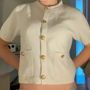 Vit tröja med guldiga knappar - Kortärmad vit kofta från Zara med guld knappar. Ja säljer den här för att jag inte andvänder den så mycket men är perfekt till middagar och skolan❤️