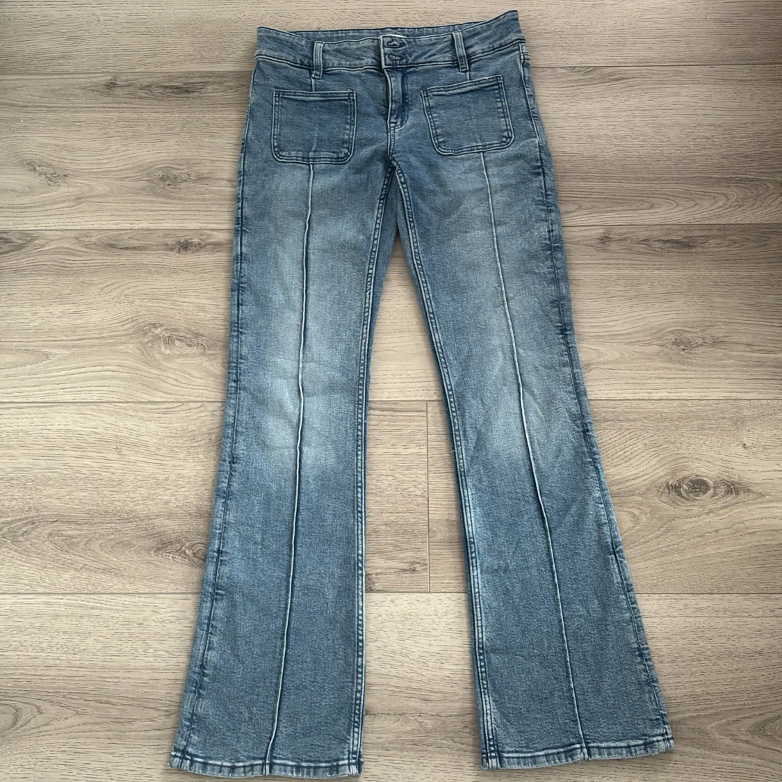 Blå bootcut jeans från Gina Tricot