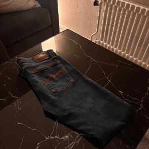 Nudie Jeans  - Säljer nu mina nudie jeans då de har blivit för små. Lite osäker på modellen men sitter som slim fit. Riktigt fetta jeans med dom klassiska fickorna där back. Vid frågor är de bara att skriva🤩