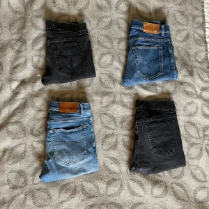 Tiger of Sweden jeans - Enskilda annonser för jeansen ligger uppe i profilen. PAKETPRIS 50 kronor styck om du köper alla! Prioriterar folk som kan mötas upp i Stockholm! 4 tiger of Sweden och ett par lee jeans.