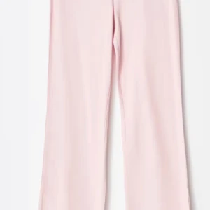 Ljusrosa low waist yoga pants - Supersnygga ljusrosa yoga pants med låg midja och tight passform. Mjukt och stretchigt material som sitter skönt på kroppen. Perfekta för dig som gillar en trendig och avslappnad stil.