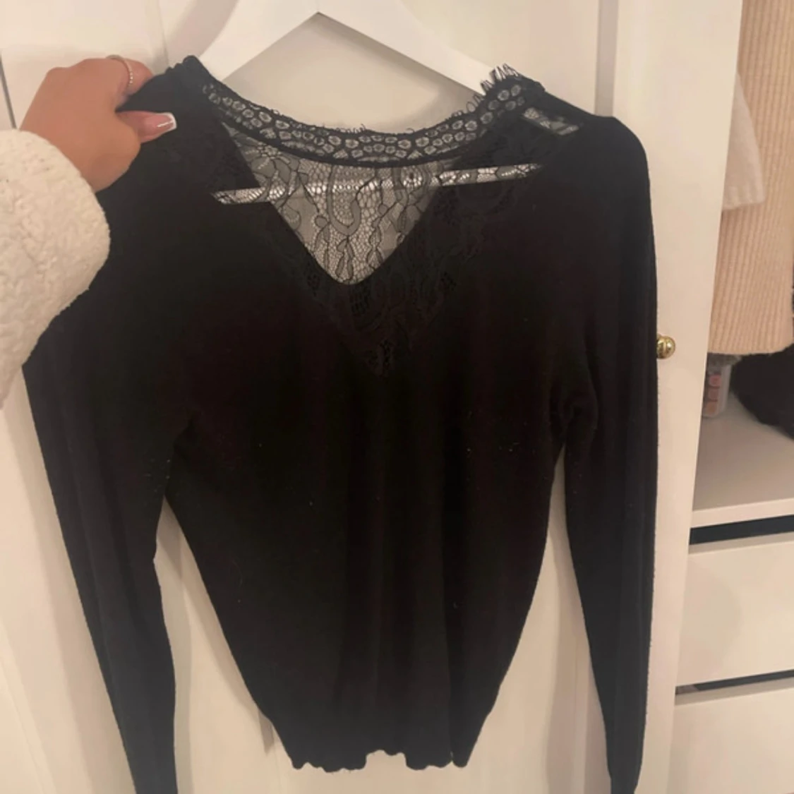 Svart tröja med spetsdetalj