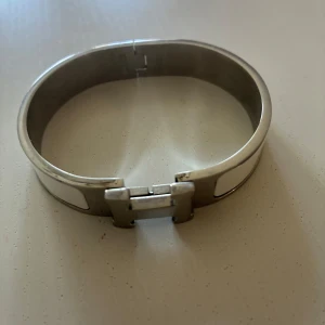 H armband - Fint armband använt fåtal gånger