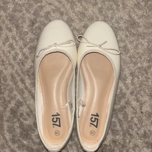Vita ballerina skor med rosett  - Säljer mina superfina ballerina skor från lager 157 då de inte kommer till användning ❤️dom är använda fåtal gånger dom är i väldigt bra skick❤️