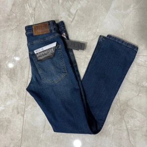 Replay hyperflex - Snygga och sprillans nya jeans från Replay Hyperflex med en klassisk femficksdesign. De har en bekväm passform och är tillverkade i ett stretchigt material för extra komfort! Storlek 33/34 men sitter mer som 32/32 då dessa är hyperflex! Vid minsta fundering kontakta oss✔️