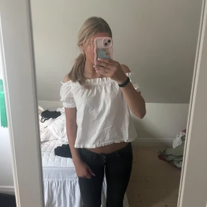 Vit offshoulder topp - Säljer en söt vit offshoulder topp från mango.