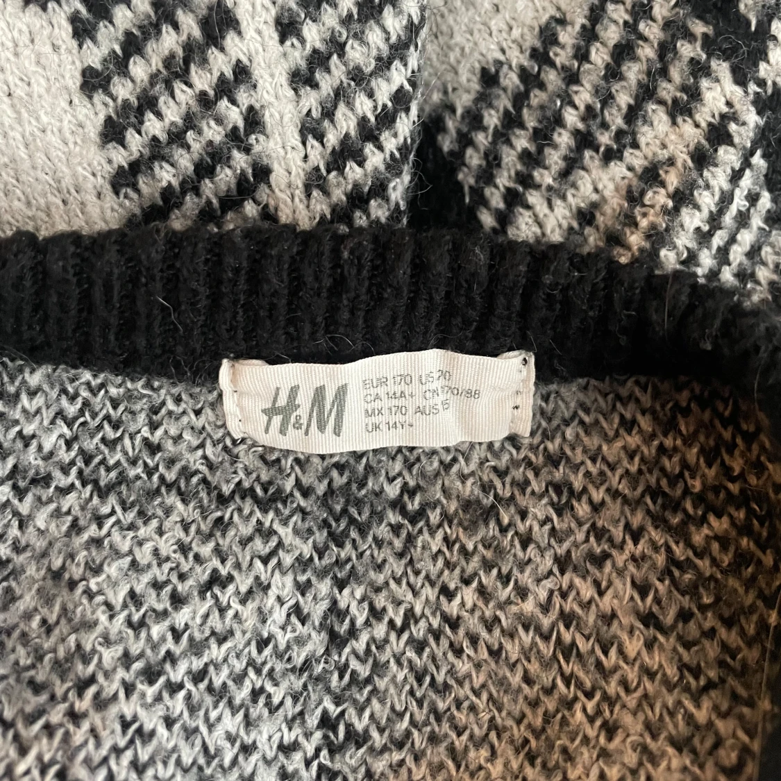 Rutig stickad tröja från H&M - 1