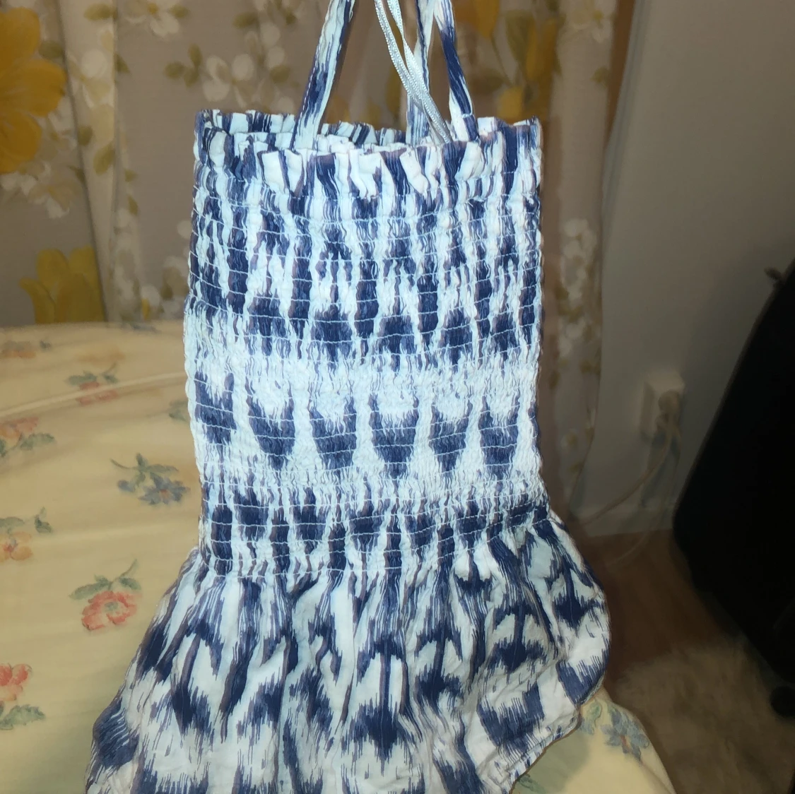 Blåvit smockad linnetopp - 2