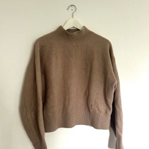 Stickad tröja från & other stories  - Mysig beige stickad polotröja med krage och långa ärmar. Tröjan har blivit lite nopprig, går säkert enkelt att få bort med en noppmaskin. 