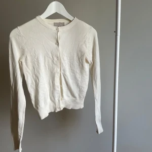 Vit kofta - Söt vit kofta från H&M! Storlek XS. 🤍 #stockholm #scandi #scandinavian #sweterek #rozpinanysweter #sweter #odzieżdamska #białysweter #podstawagarderoby #drugaręka #klasyk #minimalizm #codziennystyl #jesiennamoda #wiosennamoda #zrównoważonamoda #slowfashion #stylowainspiracja #modnakobieta #basicstyle #modnedodatki #cardigan #knitwear #sweater #womenswear #whitecardigan #wardrobestaple #secondhandfashion #sustainablefashion #minimalstyle #classicstyle #fallfashion #springfashion #outfitinspo #fas