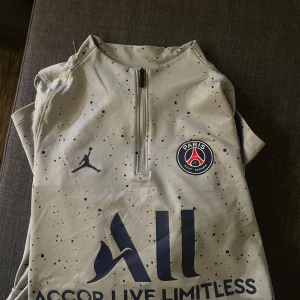 PSG tröja - Skit snygg psg tränings tröja från Nike. Hör av er för diskussion kring pris mm men nästan helt oanvänd är den!