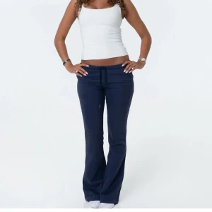 MARINBLÅ LOW BOOTCUT SWEATPANTS - Snygga mörkblå mjukisbyxor från Nitted. Aldrig använda. Sköna och stretchiga med normal passform, bra i längden på mig som är 170! Nypris 479kr💓
